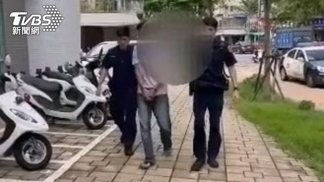 行兇男子遭警方送辦。(圖/TVBS)
