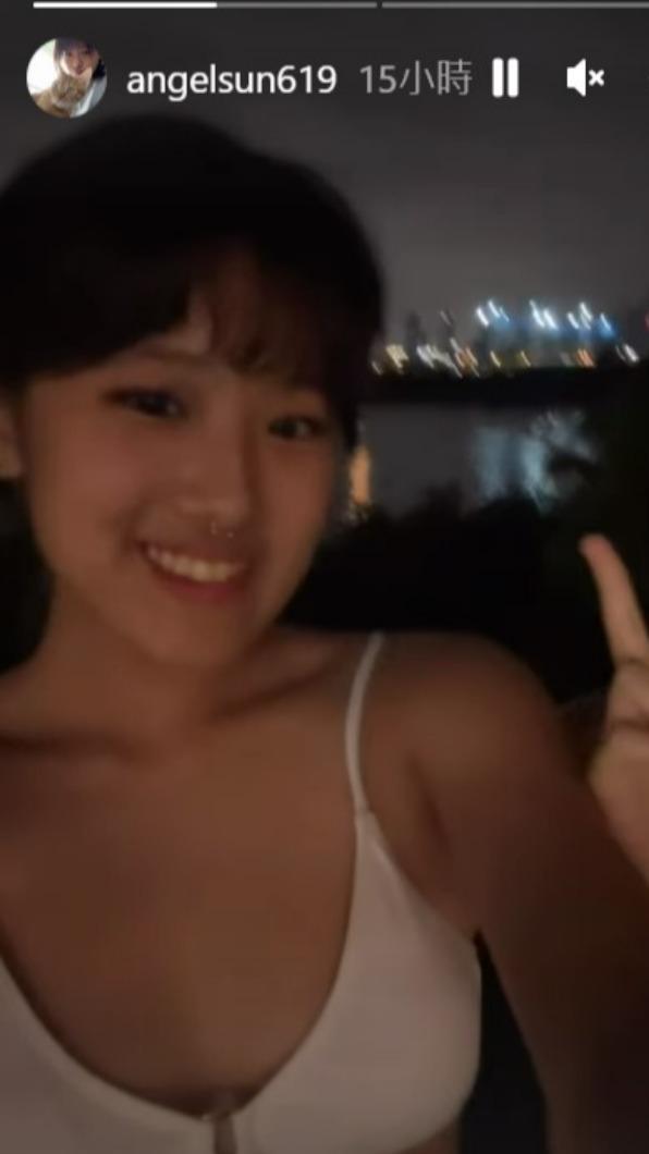 梧桐妹辣穿比基尼。(圖/翻攝自梧桐妹IG)