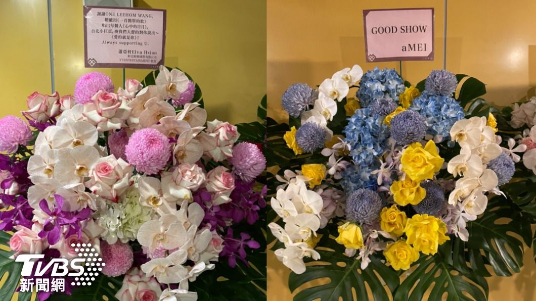 蕭亞軒(左圖)和阿妹透過花籃獻上祝福。(圖/陳薈涵攝)