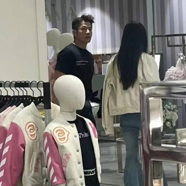 郭富城陪愛妻逛街。（圖／翻攝自微博）