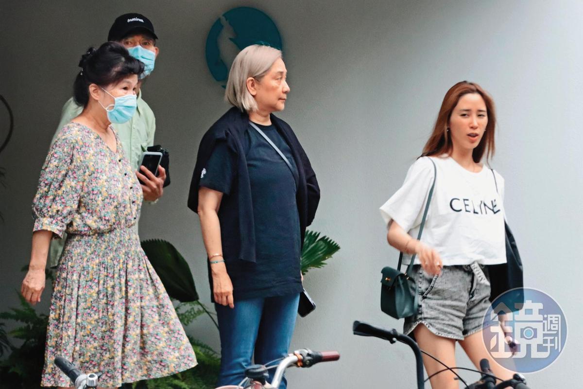 8月8日14時39分，歐陽妮妮（右起）的身後，還有傅娟與張爸、張媽一起現身，看來和樂融融；有消息指出，她與張書豪最快明年春天完婚。（圖／鏡週刊）