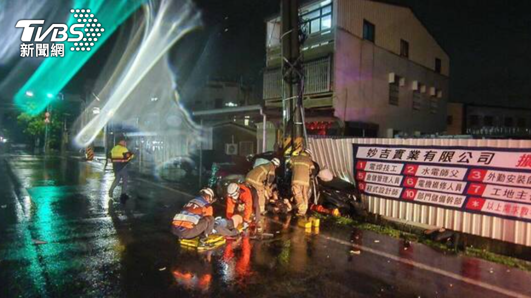 賓士在久井加油站對面不慎自撞電線桿。(圖/民眾提供)