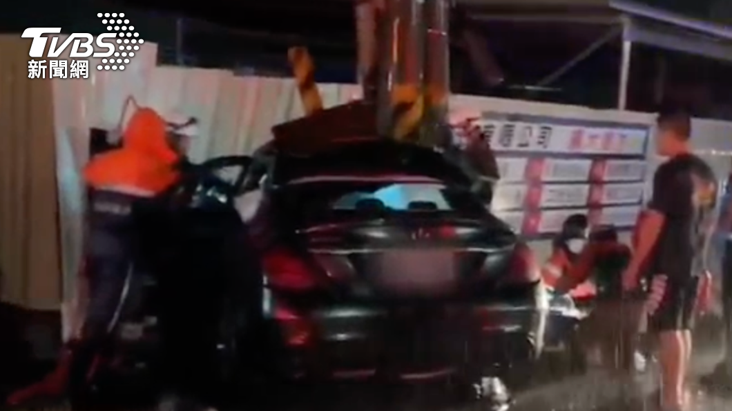 台南賓士自撞電線桿!車子慘變形爛毀 前座夫妻傷重皆亡