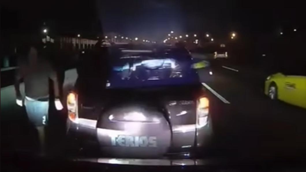 一輛休旅車國道內側擋救護車 ,駕駛遭罵傻後趕緊閃人。(圖/翻攝自記者爆料網)