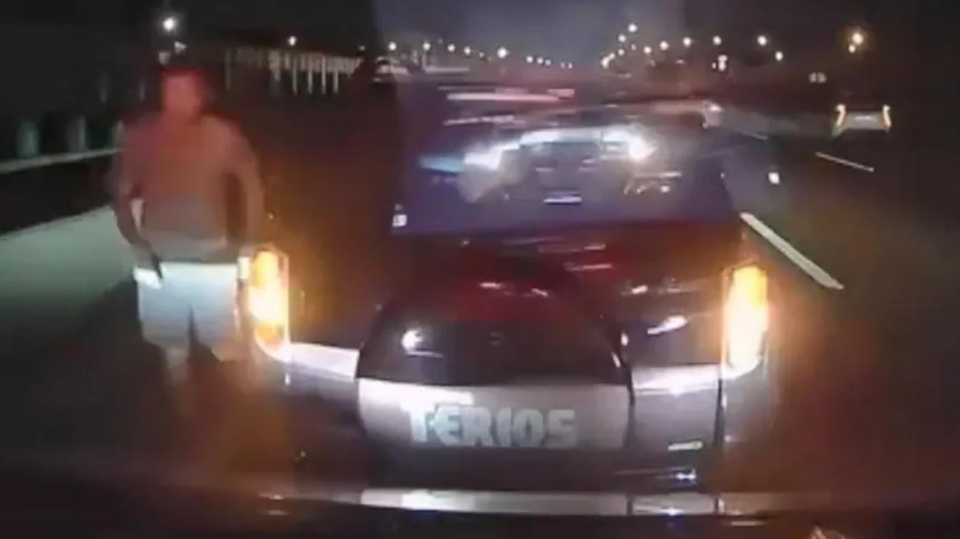 擋什麼路!國道上「擋救護車」 三寶駕駛下車理論被罵醒秒逃