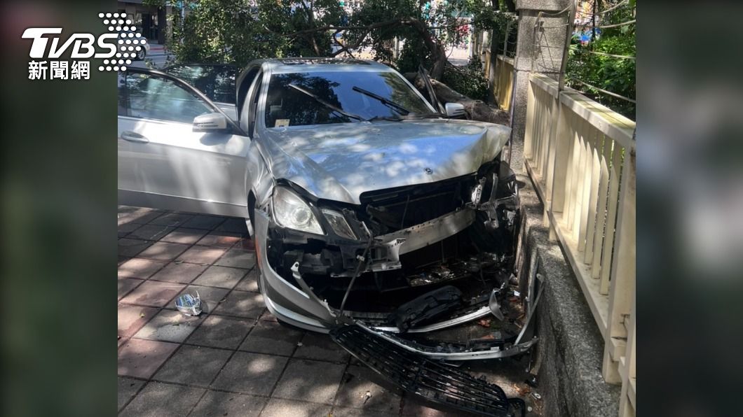 車子衝上人行道。(圖/民眾提供)