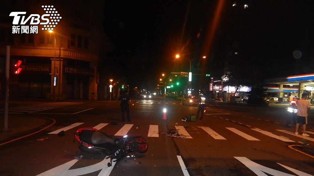 機車零件四散。（圖／警方提供）