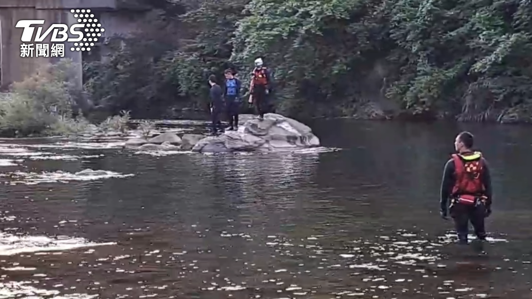 消防人員前往基隆河周邊搜索。(圖/TVBS)