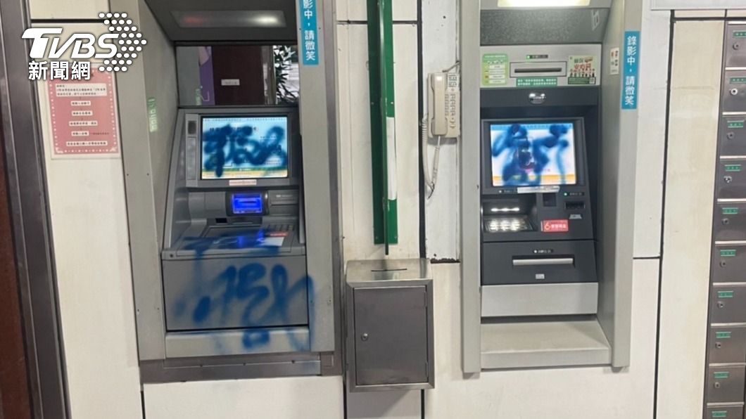 機車怪客現蹤新北永和 4金融機構ATM被噴漆