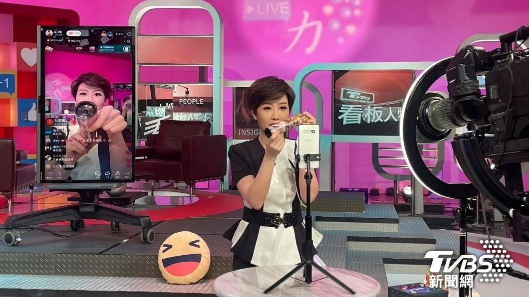 寇乃馨在直播賣起黃國倫送的生日禮物「萬花筒」。（圖／TVBS）
