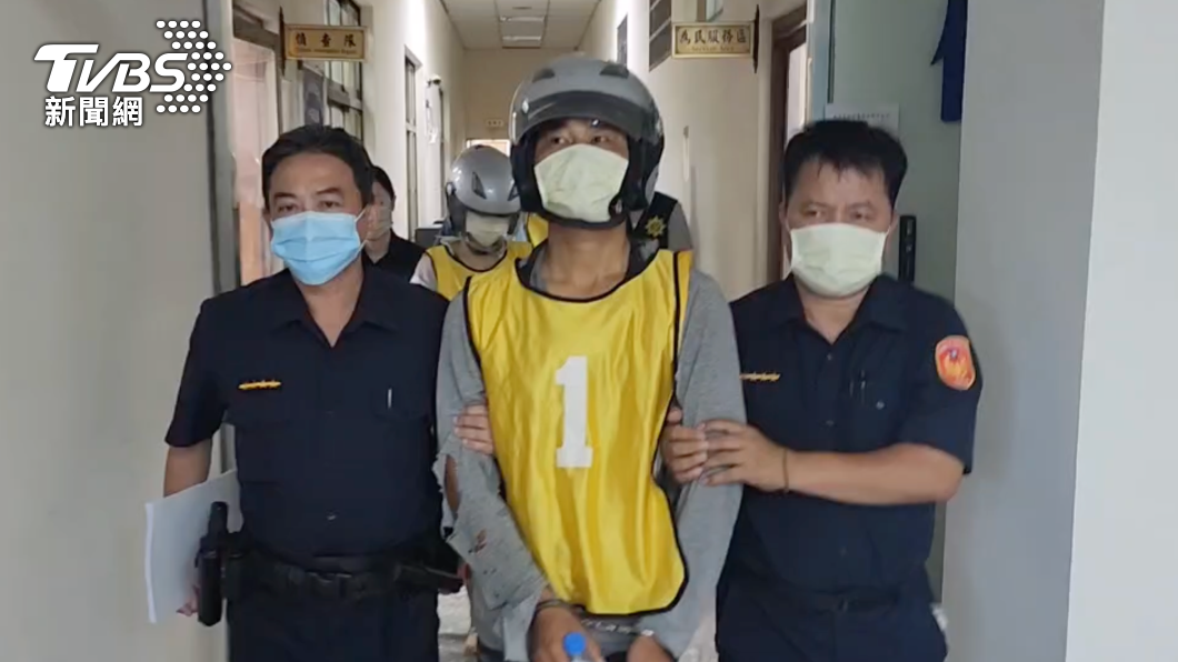 蔡承攸（1號背心）被警方移送法辦。（圖／TVBS）