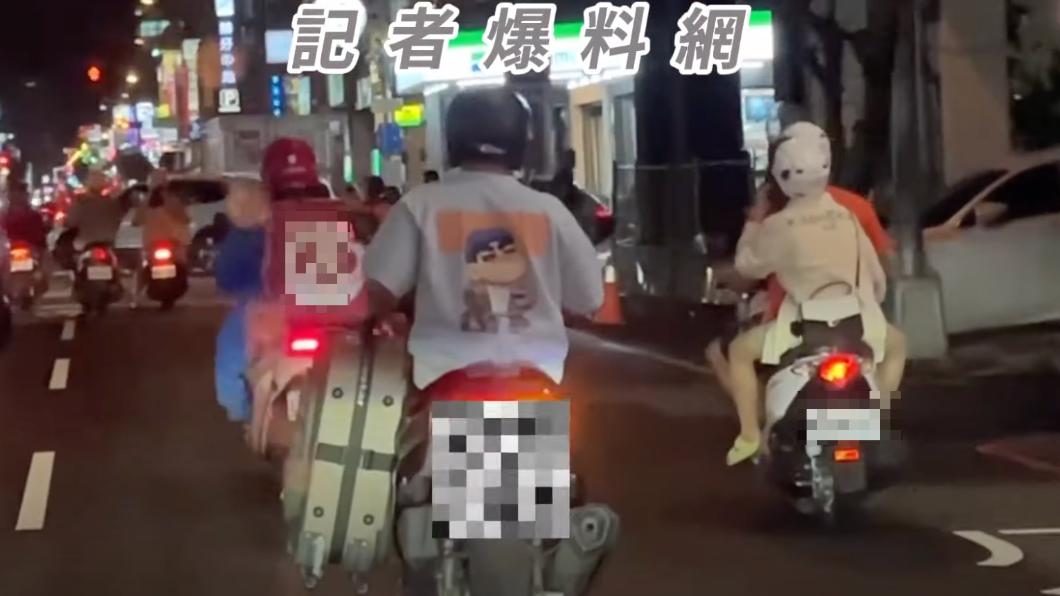 狂男當街耍特技!「左手拎行李箱騎車」穿越車陣 轉彎不忘打燈