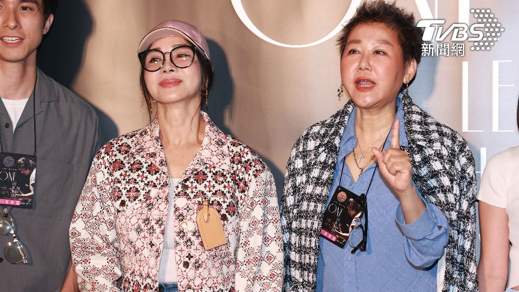 藍心湄(右)和陳美鳳昨現身欣賞王力宏的演唱會,要他好好唱歌就好。(圖/黃城碩攝)