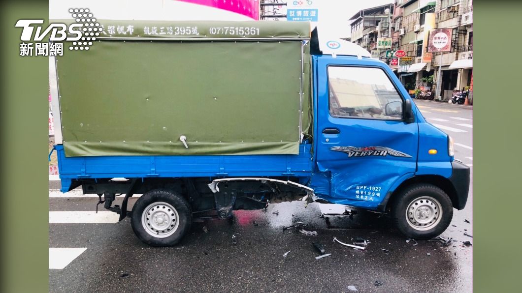 小貨車遭撞擊,所幸駕駛僅受輕傷。(圖/TVBS)