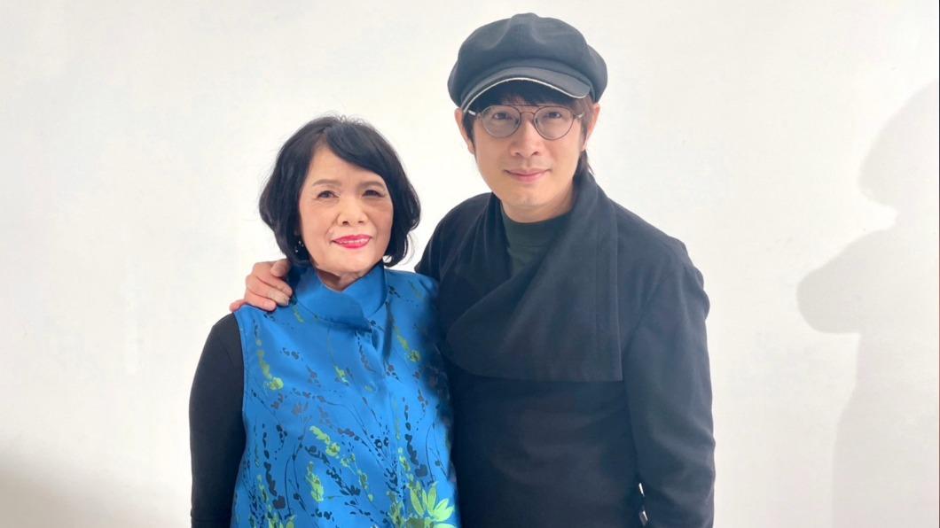 羅文裕與母親羅子妹合作的歌曲〈尞天穿〉,編入全台國中二年級教科書裡。(圖/大賞門文化提供)