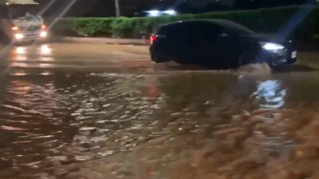 豪雨狂炸多處淹水!嘉義市宣布今「高中職停課、不停班」