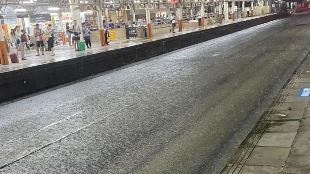 嘉義火車站雨勢猛烈,連鐵軌都快看不見。(圖/民眾提供)