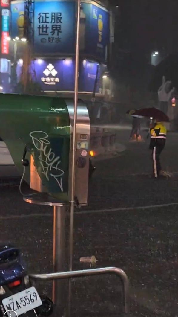 員警涉水經過,水勢淹過腳踝。(圖/民眾提供)