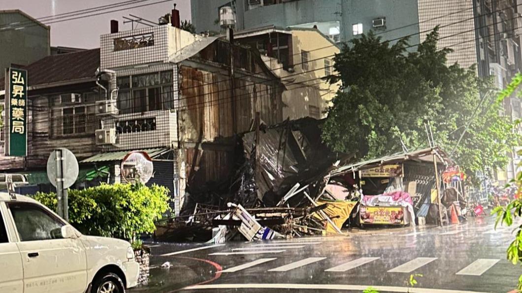 嘉義蘭井街口有木造屋疑似不堪雨打而倒塌。（圖／翻攝自綠豆嘉義人臉書）
