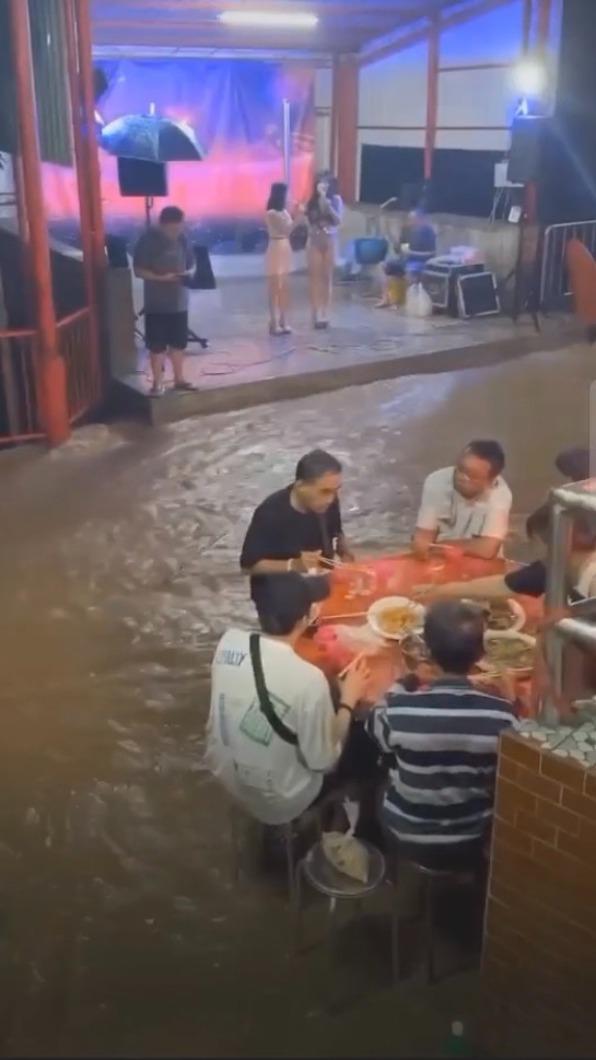 土黃色水已經淹到腳。(圖/民眾提供)