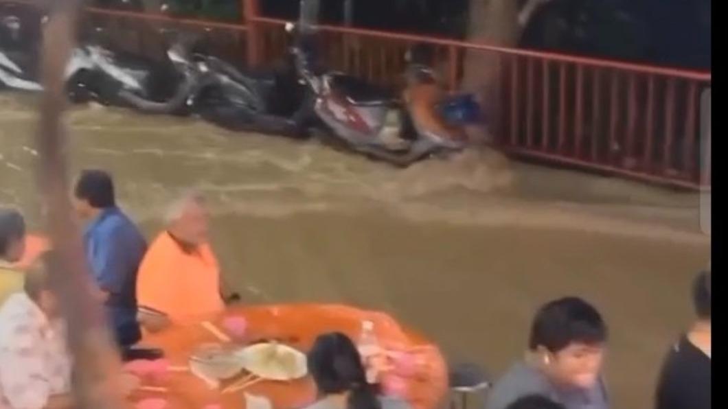 雨勢正激烈沖刷著一旁的機車。(圖/民眾提供)
