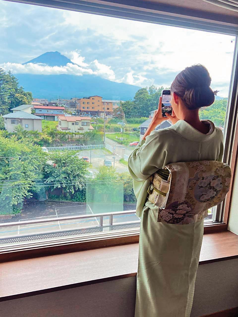 林襄身穿和服造型拍廣告，入住可眺望富士山的高檔飯店總統套房。（圖／莉奈文創提供）
