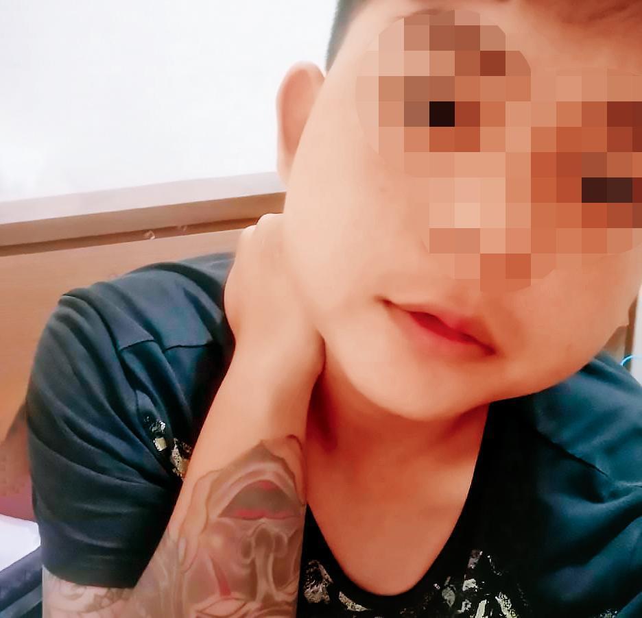 警方根據黃姓小弟手上的鬼頭刺青(箭頭處),確認他就是遭凌虐致死的被害人。(圖/翻攝自黃男臉書)