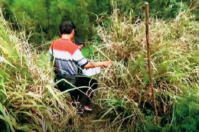 警方根據共犯供述搜山,找到已成白骨的死者。(圖/翻攝畫面)