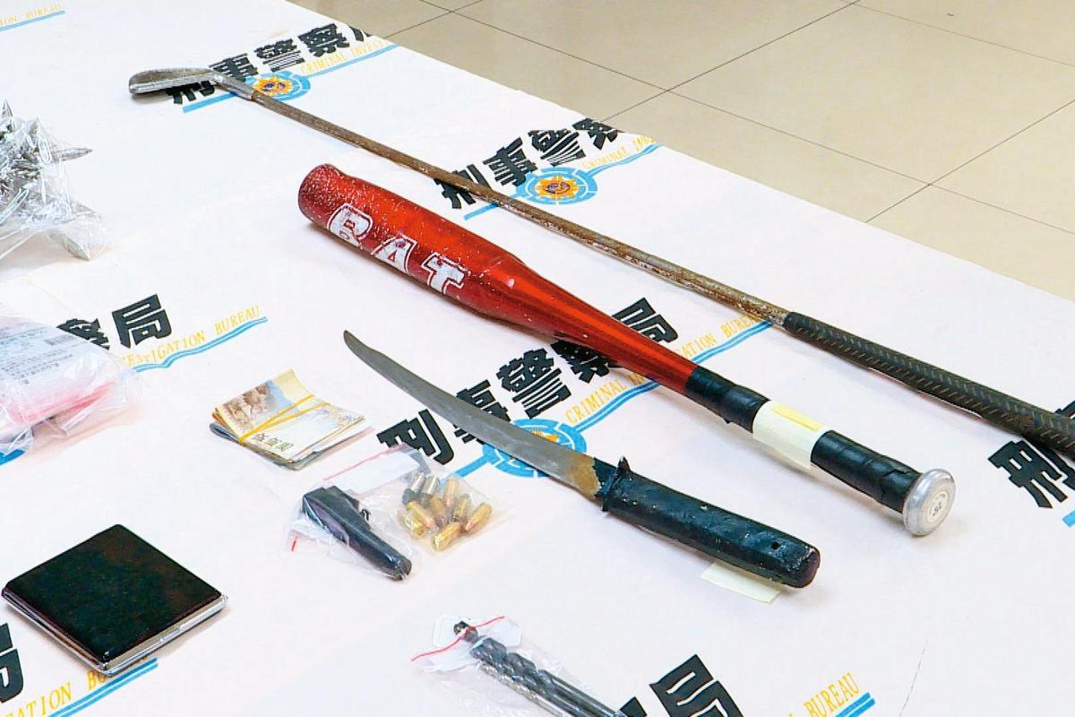 警方查扣丘姓男子等人用來毆打死者的高爾夫球桿、球棒、尖刀等凶器。(圖/東森新聞提供)
