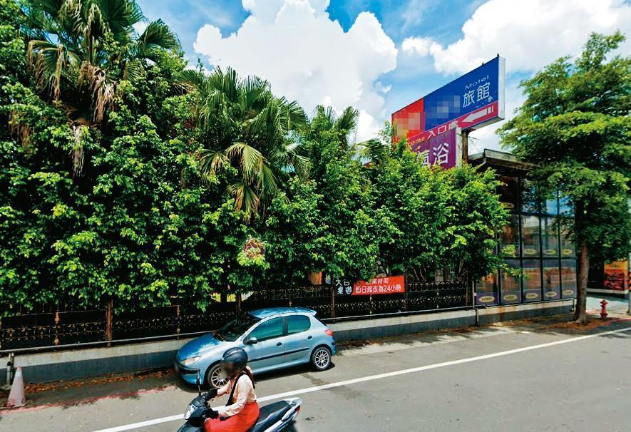 黃姓小弟被押到高雄大社的汽車旅館,警方調閱周邊監視畫面追查凶嫌。(圖/翻攝自Google Maps)