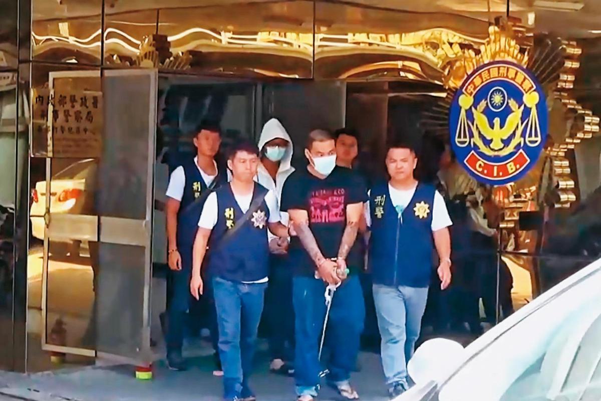 警方循線追查,逮捕行凶的丘姓男子一夥人。(圖/東森新聞提供)
