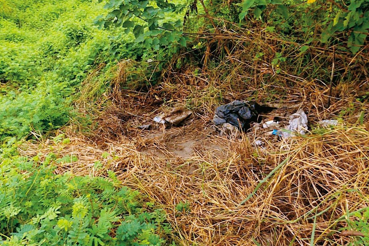 警方搜尋1個多小時,才發現遭棄屍山區、已成白骨的死者。(圖/東森新聞提供)
