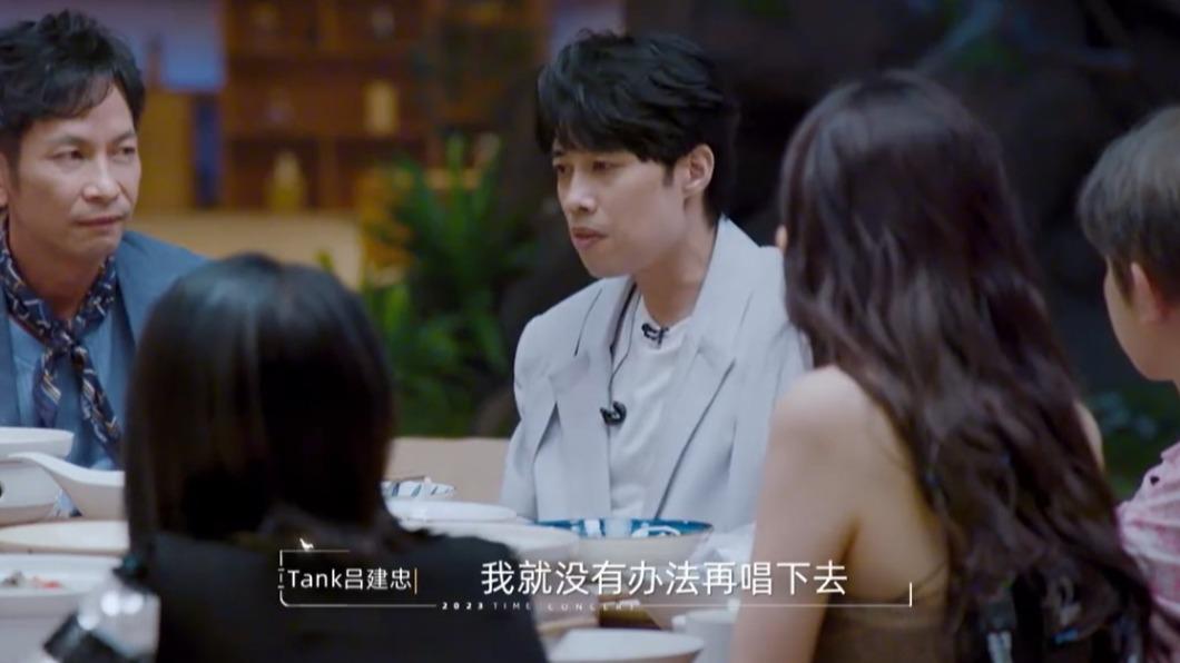 TANK分享自己過去10年來的心路歷程。(圖/翻攝自@湖南衛視時光音樂會 微博)