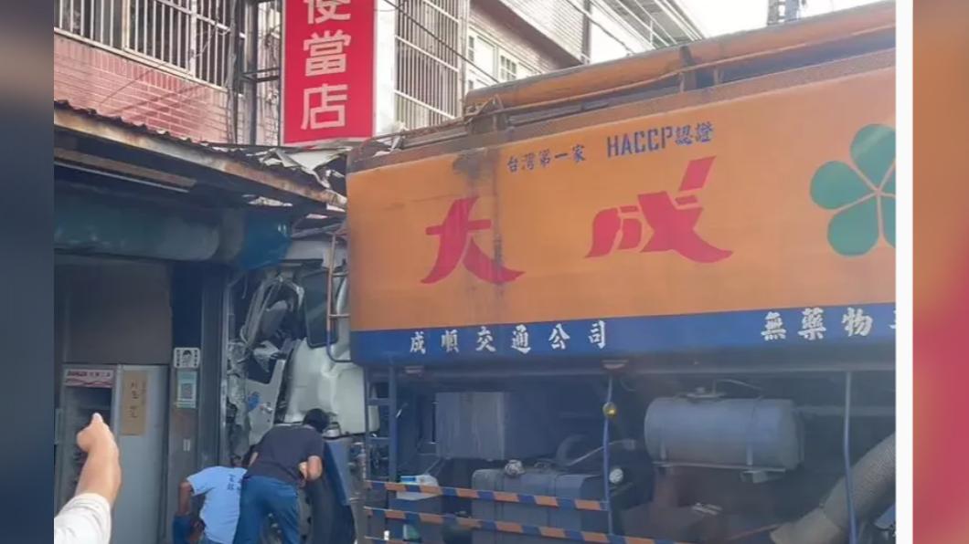 湖口台1線車禍！貨車「鑲嵌」卡便當店　網驚：一定好吃