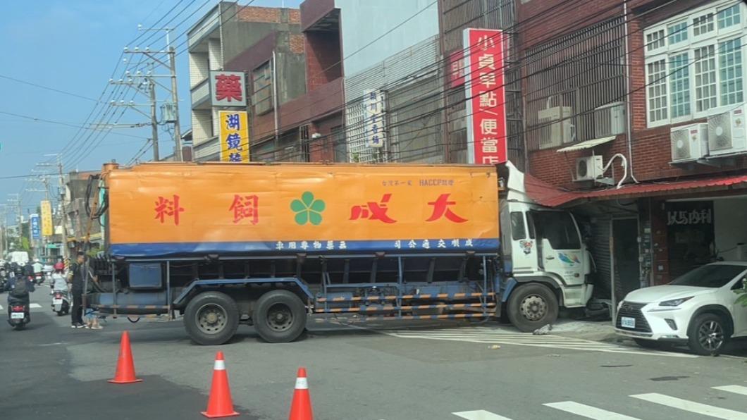 大貨車因不明原因竟直接撞進民宅。(圖/翻攝自臉書)