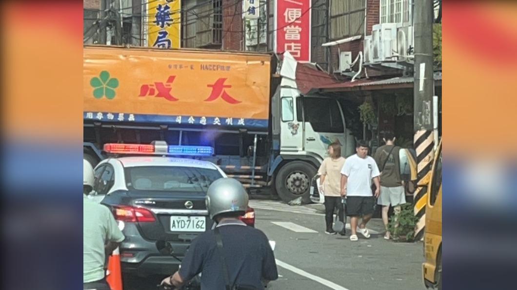 大貨車因不明原因竟直接撞進民宅。(圖/翻攝自臉書)