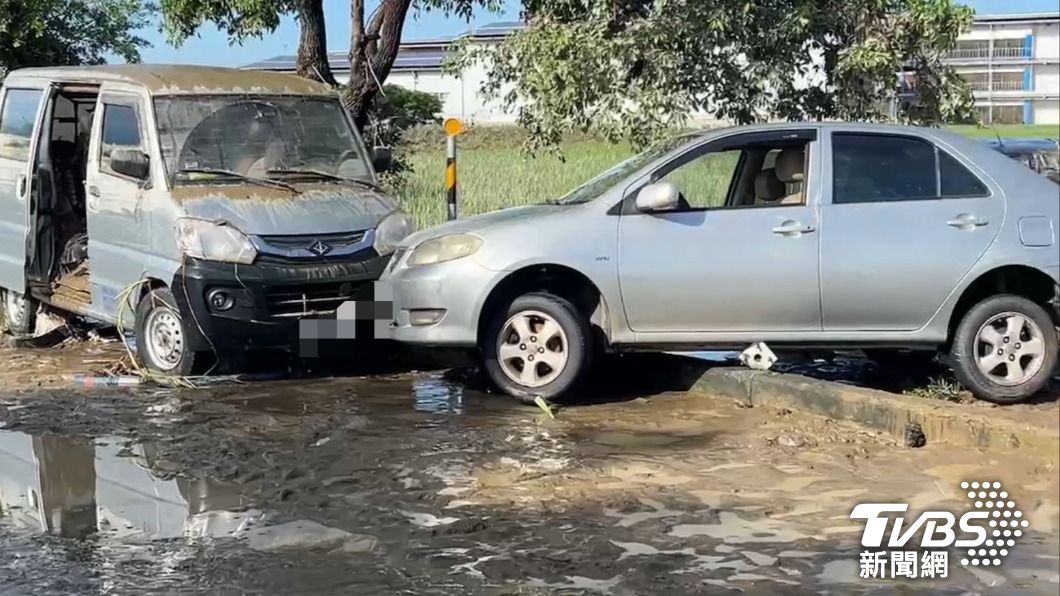 嘉義積水成災多量轎車受困。(圖/TVBS)