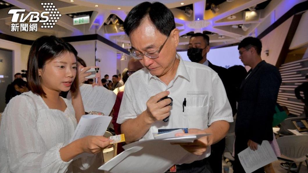 基泰建設董事長陳世銘向大眾兩度鞠躬致歉就離場,由總經理馮先勉面對提問。(圖/胡瑞麒攝)