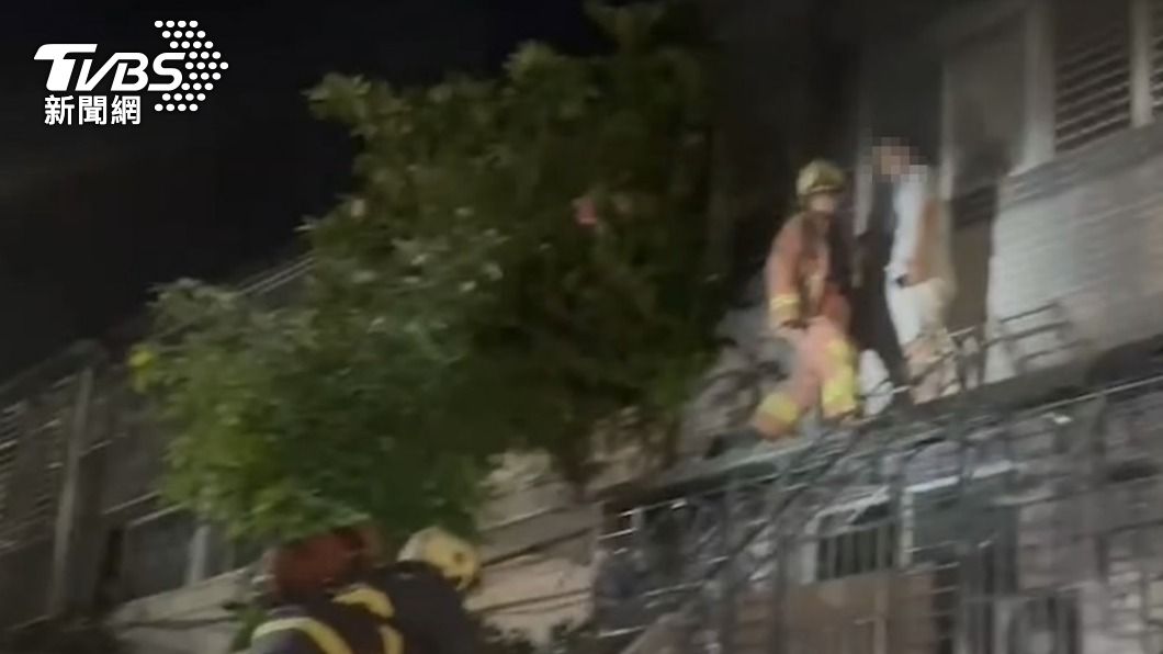 電視看到一半客廳燒起來！濃煙亂竄　屋主爬出3樓陽台獲救
