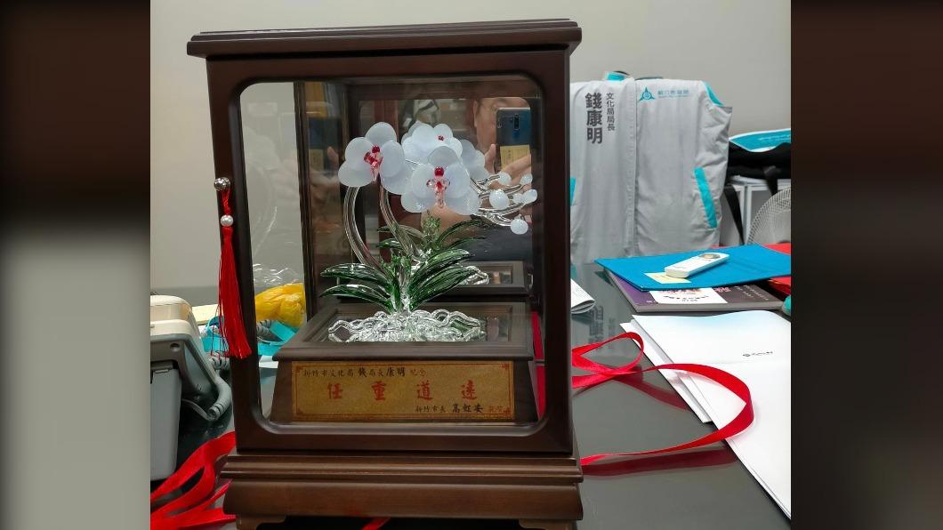 怒退回高虹安的「任重道遠」紀念品 錢康明:走得問心無愧