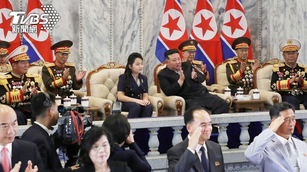 金正恩與金主愛並排坐在正中央。(圖/達志影像路透社)
