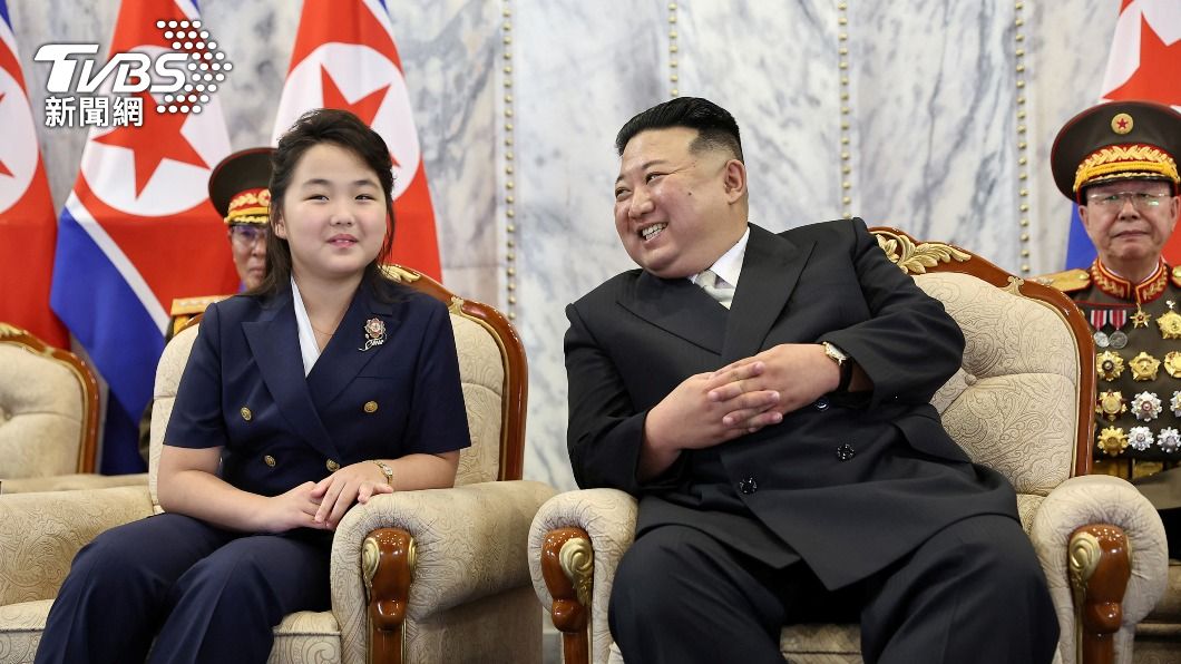 禮賓規格又升級了 金正恩愛女建政日現身閱兵式坐C位