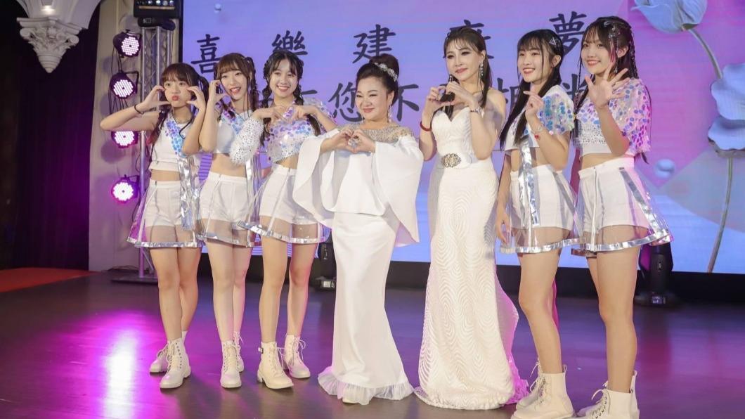 白冰冰(左4)為活動募款。(圖/陳孝志提供)