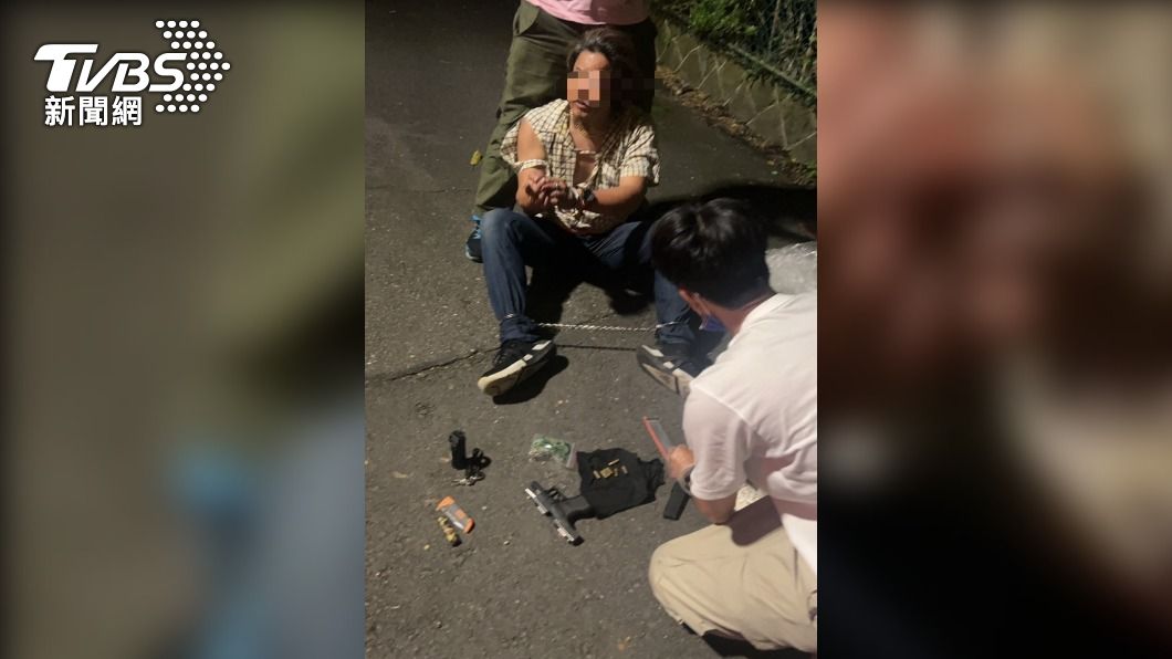 張男被逮捕時,身上還藏有槍械。(圖/TVBS)