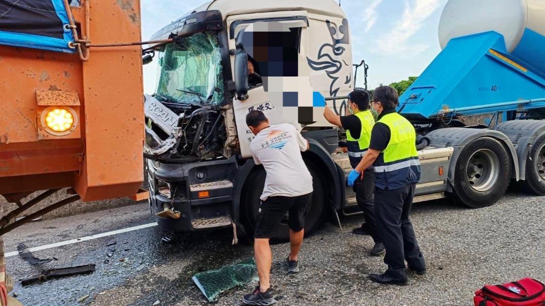 台2線濱海公路車禍 3車追撞1人受困車內