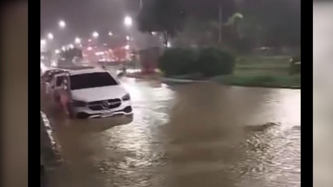 嘉義10日遭暴雨轟炸,多地傳出淹水災情。(圖/民眾提供)