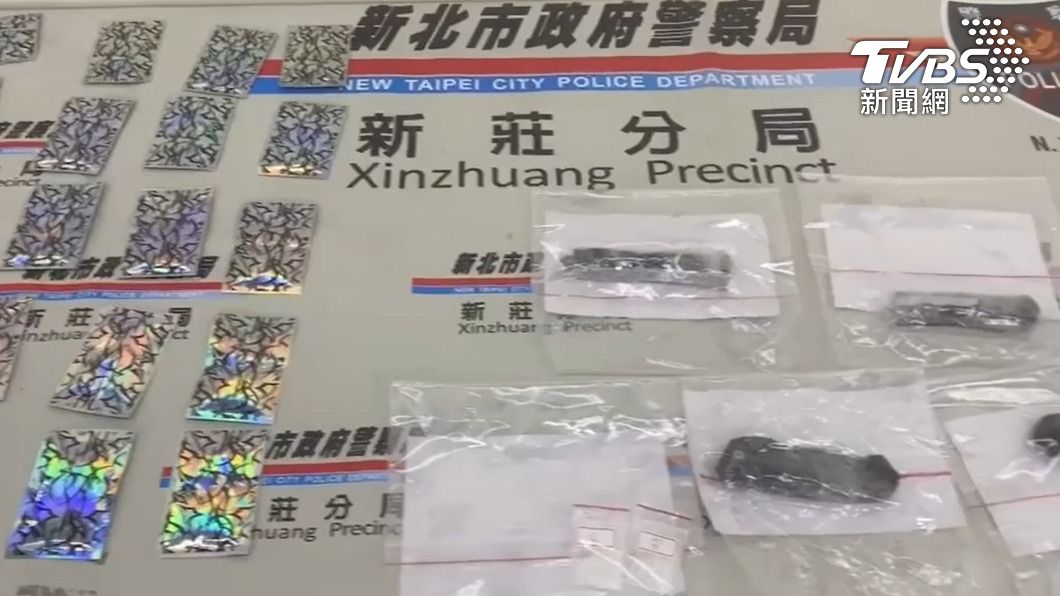 警方查扣毒品、折疊刀等證物。(圖/TVBS)