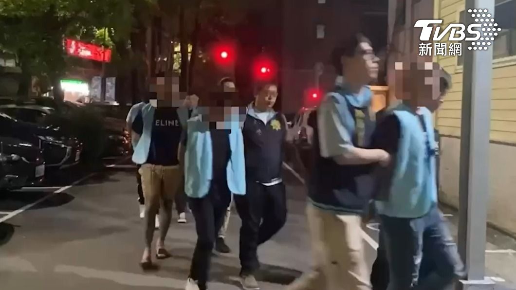 警方逮捕9名滋事民眾。(圖/TVBS)
