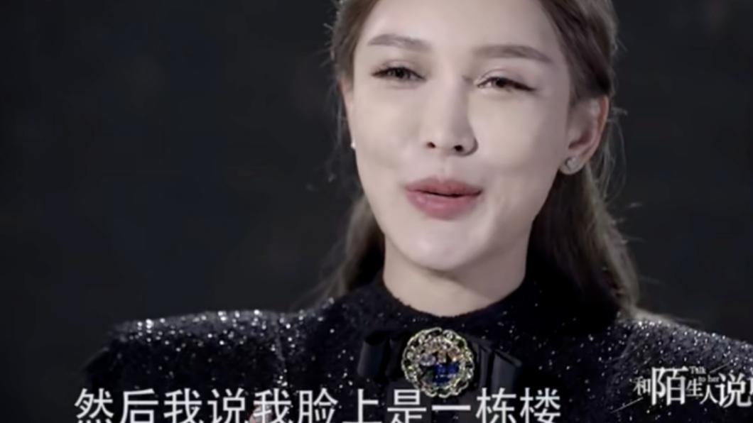 吳曉辰自嘲,自己的臉是一棟樓。(圖/翻攝自微博「吐槽君」)