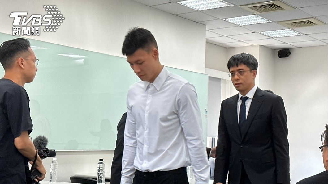 林秉聖深陷合約風波,今天和台新領隊、律師召開記者會。(圖/張良瑜攝)